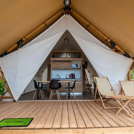 Arena One 99 Glamping ホリデーパーク ポメル