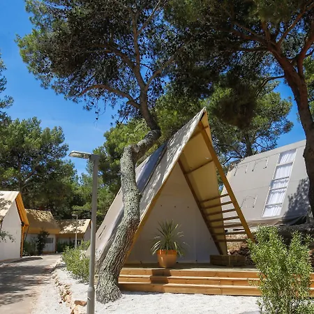 Arena One 99 Glamping Prázdninový areál Pomer