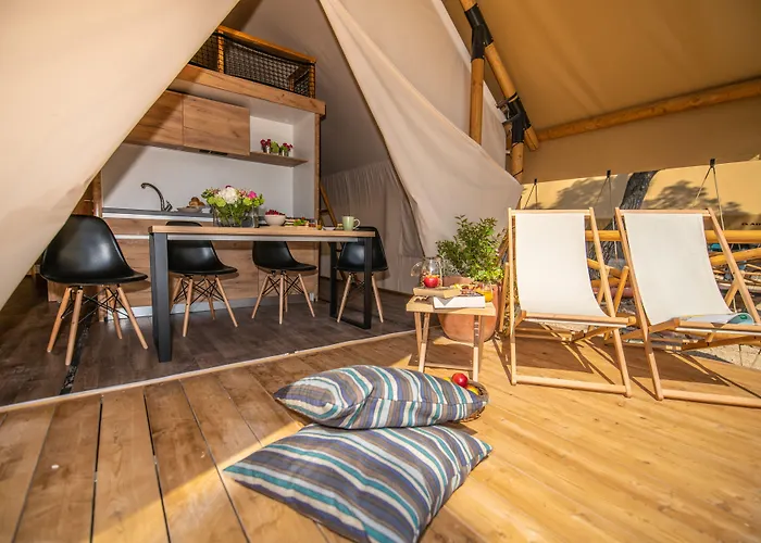 Parque de vacaciones Arena One 99 Glamping Pomer