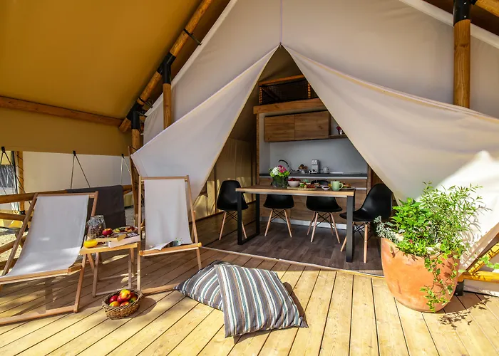 Parque de vacaciones Arena One 99 Glamping Pomer