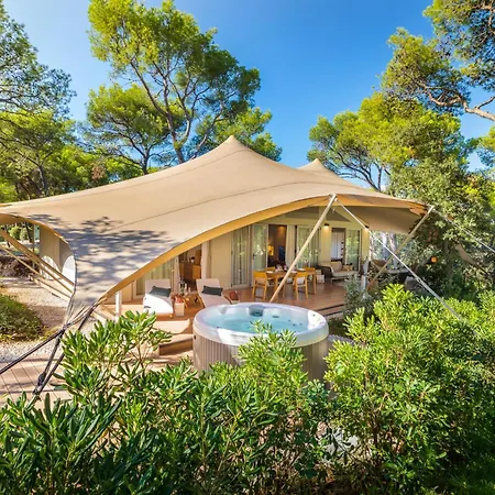 Arena One 99 Glamping 4* ポメル