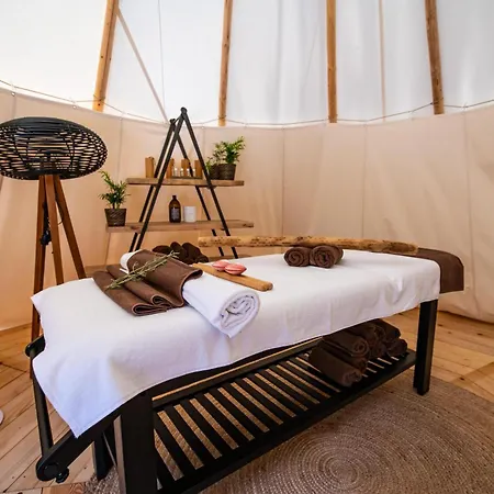 Kompleks wypoczynkowy Arena One 99 Glamping Pomer