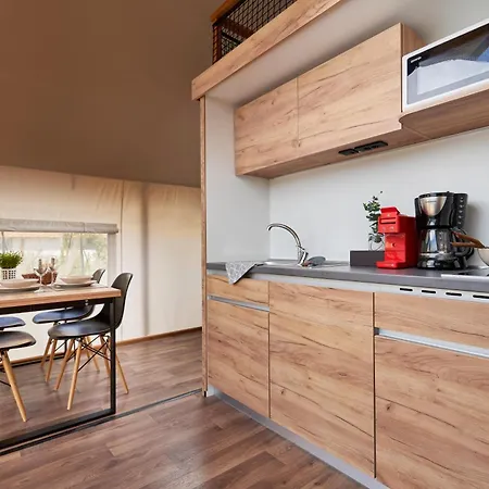 Arena One 99 Glamping ポメル