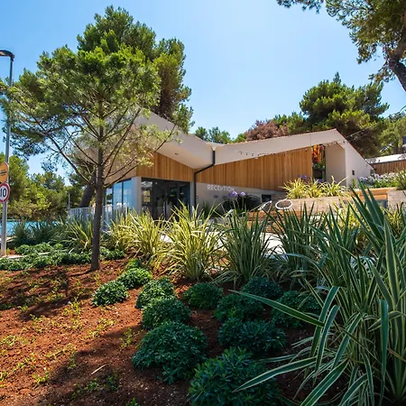 ホリデーパーク Arena One 99 Glamping ポメル