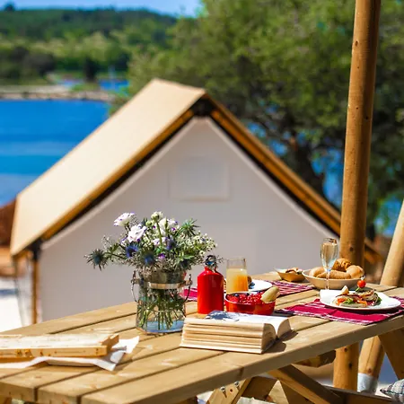 Arena One 99 Glamping ホリデーパーク 4*