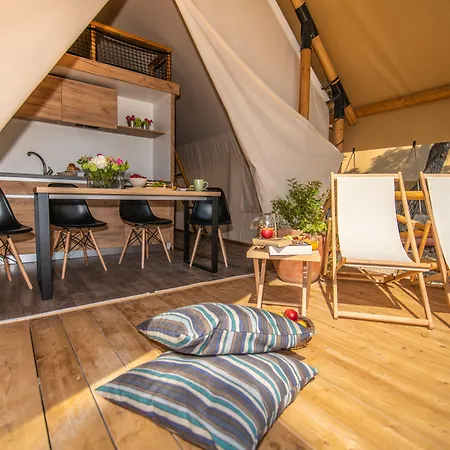 ホリデーパーク Arena One 99 Glamping ポメル