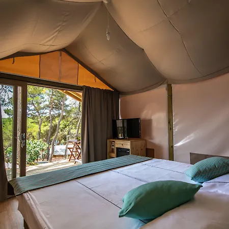 Kompleks wypoczynkowy Arena One 99 Glamping Pomer