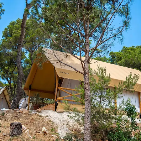 ホリデーパーク Arena One 99 Glamping 4*