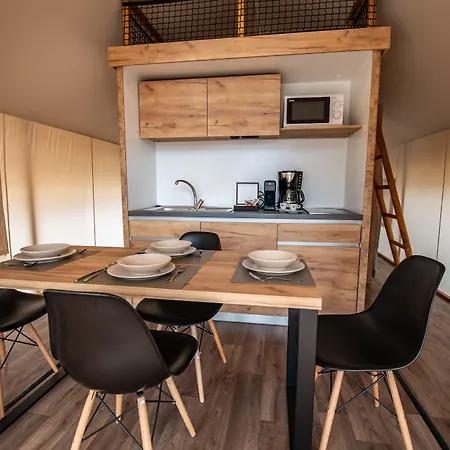 Arena One 99 Glamping ホリデーパーク ポメル