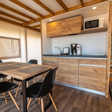 Arena One 99 Glamping ホリデーパーク 4*