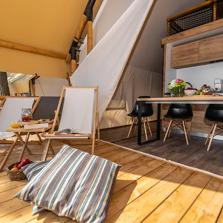 Arena One 99 Glamping ポメル