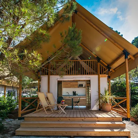 Kompleks wypoczynkowy Arena One 99 Glamping Pomer