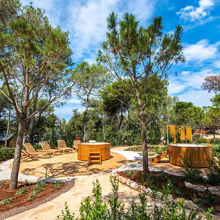 Arena One 99 Glamping Village de vacances 4*