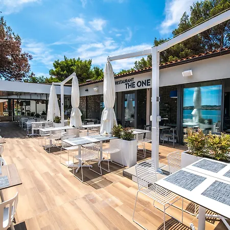 ホリデーパーク Arena One 99 Glamping 4*