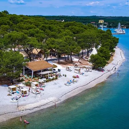 ホリデーパーク Arena One 99 Glamping ポメル